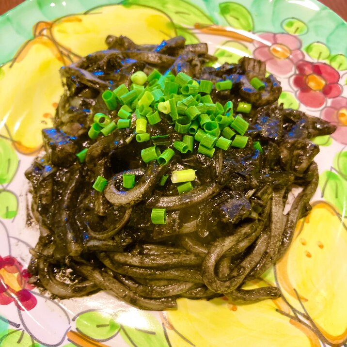 イカ墨とみょうがの焼きうどん